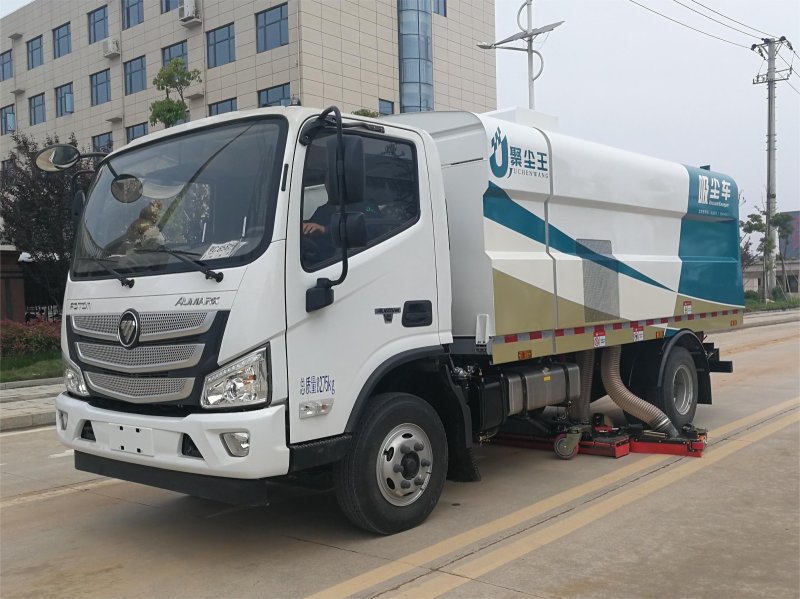 福田8立方吸尘扫路车